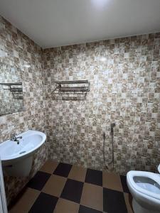 怡保射手座酒店的一间带水槽和卫生间的浴室