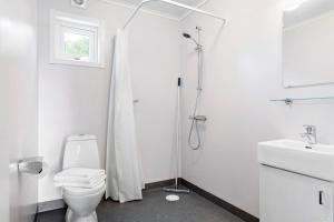 于默奥First Camp Nydala-Umeå的带淋浴和卫生间的白色浴室