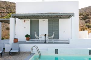 斯基罗斯岛Villa Lino的一座带游泳池和桌椅的房子