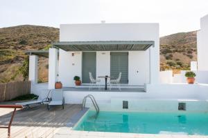 斯基罗斯岛Villa Lino的白色的房子,设有游泳池和桌子