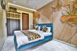阿姆利则阿姆利则辛格国际酒店的一间卧室设有蓝色的床和墙壁