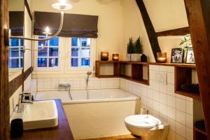 巴特明斯特艾弗尔N5Quartier的带浴缸、卫生间和盥洗盆的浴室