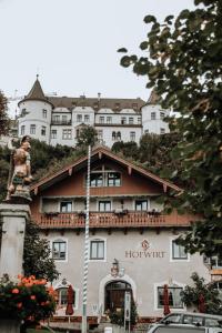 诺伊博伊埃尔恩Hotel Hofwirt Neubeuern的山顶上拥有一座建筑的酒店