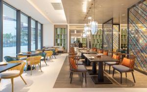 三亚三亚天丽湾凯悦酒店的餐厅设有桌椅和窗户。