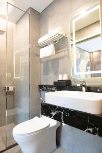 富国Tropical Sea Phu Quoc的一间带卫生间、水槽和镜子的浴室