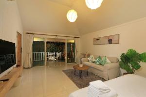 芭东海滩Daydream villa resort的带沙发和电视的客厅