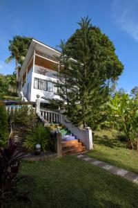 芭东海滩Daydream villa resort的庭院前有楼梯的房子