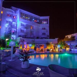 突尼斯突尼斯大酒店的一座大型建筑,晚上设有游泳池