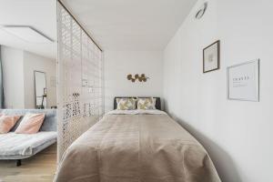 维也纳City Sky Studio mit Balkon Vienna的一间白色客房内配有一张大床的卧室