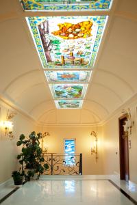 拉加里加Hotel Boutique Edelweiss La Garriga的大房间设有彩色玻璃天花板