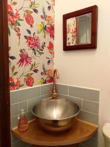 赫尔JESMOND House B&B room 1的浴室内的一个水槽,装饰有花卉壁纸