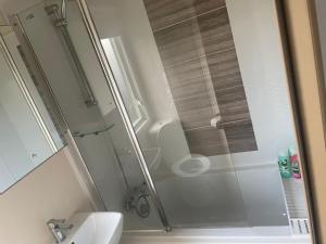 布莱克浦Luxury 6 Berth Caravan, Marton Mere的浴室里设有玻璃门淋浴