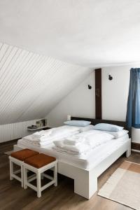 塔加特韩琦旅馆的天花板客房内的一张白色床