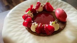 阿宰勒里多彭姆彭阿客栈的巧克力甜点,配上草莓,放在白盘上