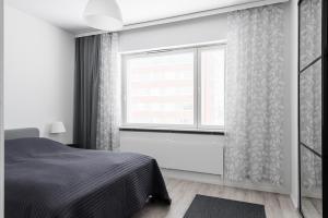 波里Fresh 2BR-apartment with FREE parking的一间卧室设有一张床和一个窗口