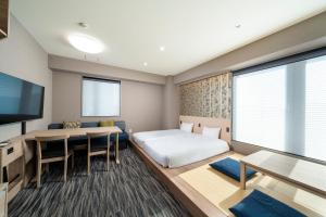 东京KOKO HOTEL Residence Asakusa Kappabashi的酒店客房 - 带一张床和用餐室