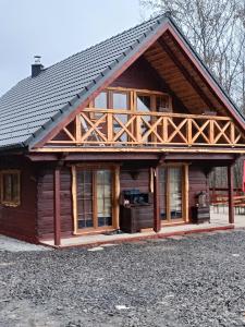 BžanyChata Peťo的小木屋设有黑色屋顶和窗户