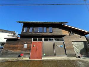 白川村GuestHouse Shirakawa-Go INN的红色门窗的房子