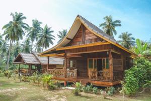 俊穆岛Kohjum Freedom Resort的一间小木房子,设有 ⁇ 盖屋顶