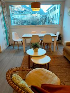 松德里奥Valtellina Vacanze的客厅配有桌椅