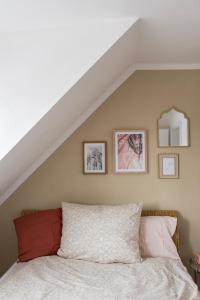 阿沙芬堡Altbau Appartement - klein aber oho的一间卧室配有一张带白色床罩的床