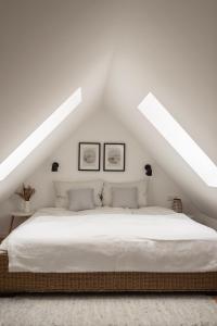 阿沙芬堡Altbau Appartement - klein aber oho的一间位于阁楼的白色卧室,配有一张大床
