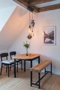 阿沙芬堡Altbau Appartement - klein aber oho的一间带桌椅的用餐室