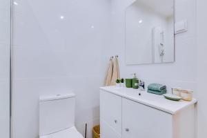 法鲁Faro: Casa Trevo com terraço BBQ的白色的浴室设有水槽和镜子