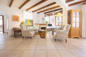 阿尔盖达Ca na Tinta的客厅配有椅子和桌子
