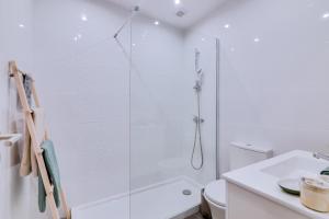 法鲁Faro: Casa Trevo com terraço BBQ的带淋浴和卫生间的白色浴室