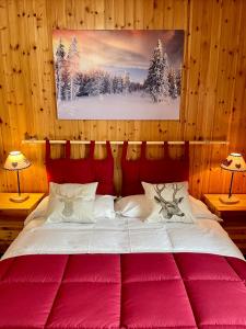 萨奥兹-杜尔克斯卡赛瓦肯萨佩隆酒店的一间卧室配有一张红色床罩的大床
