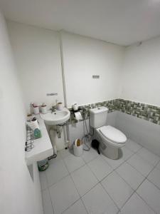 General TriasGCASH - Taal cozy private homestay with PRIVATE attached bathroom in General Trias - Pink Room的一间带卫生间和水槽的浴室