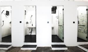 万象SYRI Guesthouse Vientiane Hostel & Cafe的浴室设有白色的墙壁、镜子和水槽
