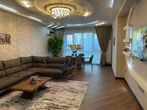 巴库Meqafun Sea View apartment的客厅配有沙发和桌子