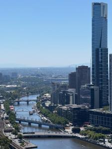 墨尔本Pars apartments - Melbourne Quarter- unique View of city and Yarra的享有河流和建筑的城市美景
