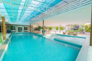 北榄利姆科发城市度假酒店的一座拥有蓝色天花板的大型游泳池