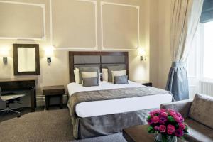 伦敦Gem Strathmore Hotel的酒店客房,配有床和沙发