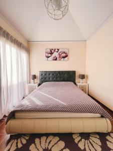 厄尔梅达诺Bungalow with 2 bedrooms, Playa la Tejita的一间卧室设有一张大床和两个床头柜