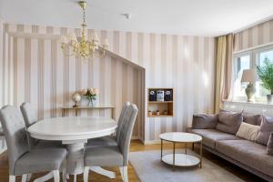 谢莱夫特奥玛米亚贝斯特韦斯特酒店的客厅配有桌子和沙发
