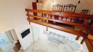 切萨雷奥港Giada House的卧室享有上方的景致,配有双层床
