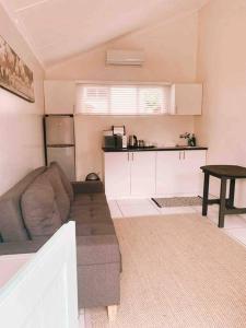 德班Stunning 1 bed cottage in Durban North的带沙发的客厅和厨房