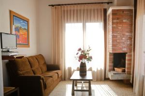 埃斯塔蒂特RVHotels Apartamentos Villas Piscis的带沙发和壁炉的客厅