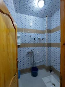 达赫拉RESIDENCE ABOU YASSINE的带淋浴和盥洗盆的浴室