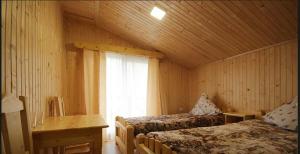 克瓦西Cube的一间卧室设有两张床和窗户。