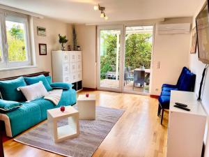 GösselingSchöne Wohnung mit eigenen Eingang und Terrasse的客厅配有蓝色的沙发和桌子