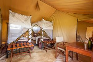 SinoniGnu Ndutu Camp的一间帐篷内带两张床的卧室