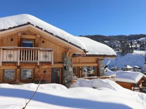 莱热Chalet Les Gets, 7 pièces, 12 personnes - FR-1-627-6的小木屋,屋顶上积雪