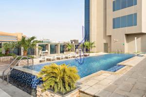 利雅德Walaa Homes-Luxury 1Bedroom at DAMAC Esclusiva Tower Riyadh Saudia-708的一座建筑物中央的游泳池