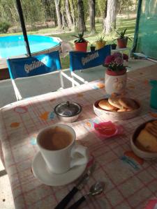 马拉圭Nuestro Hogar的桌上放着咖啡和饼干