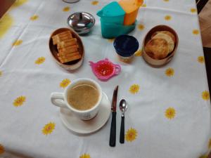 马拉圭Nuestro Hogar的桌子上放着咖啡和面包